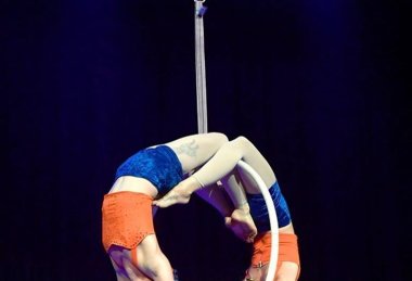 Akrobatické duo Sisterhoop